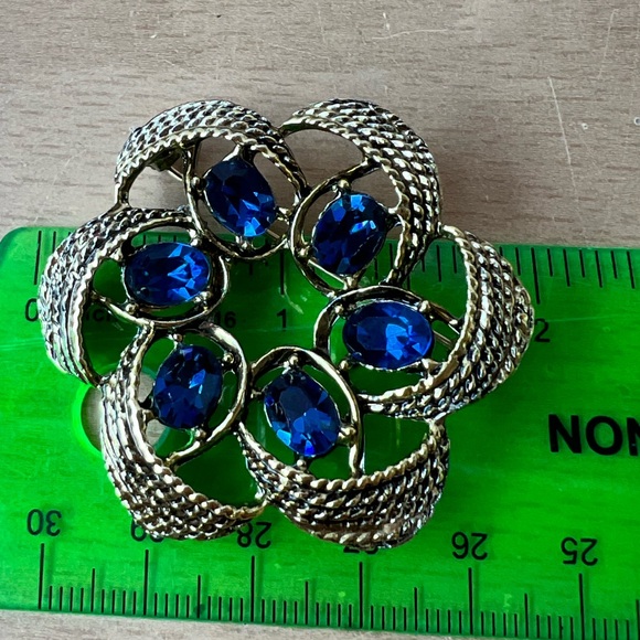 VINTAGE VIVID BLUE RHINESTONES LARGE ORNATE BROOCH PIN GOLD TONE METAL